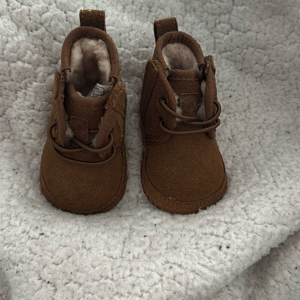 Ugg boots in a size 0/1 color chestnut